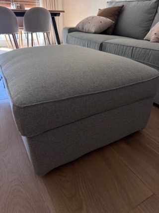 Sofá 2 plazas + reposapiés gris