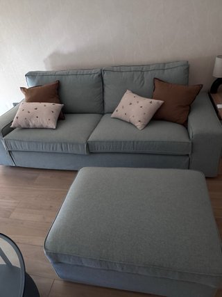 Sofá 2 plazas + reposapiés gris