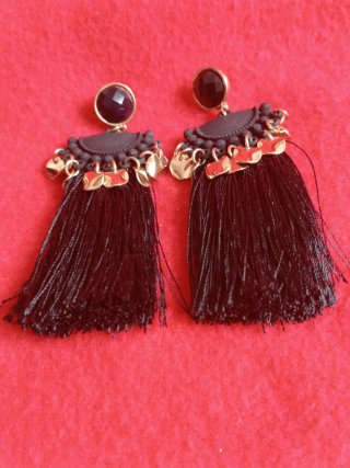 Pendientes largos con flecos negros y dorados