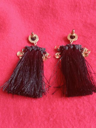 Pendientes largos con flecos negros y dorados