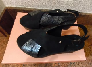 Sandalias cuña negras y plateadas a estrenar