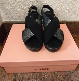 Sandalias cuña negras y plateadas a estrenar