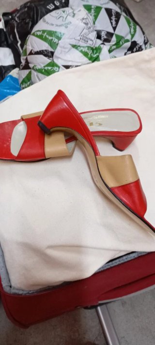 Sandalias de piel rojas y beige