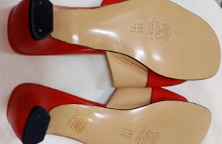 Sandalias de piel rojas y beige