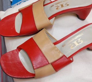 Sandalias de piel rojas y beige