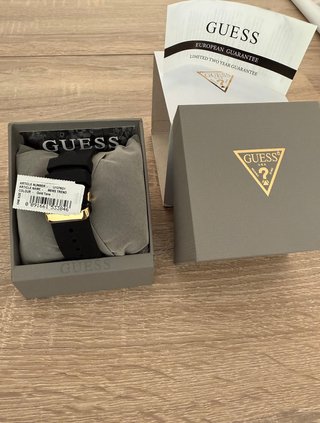 Reloj Guess Dorado y Negro