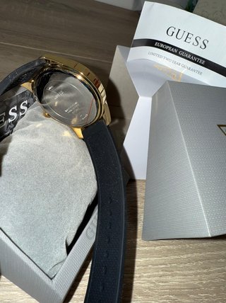 Reloj Guess Dorado y Negro