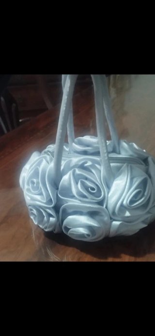 Bolso de raso plateado con flores