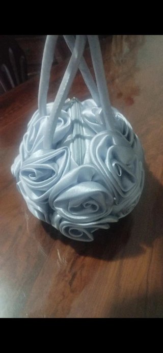 Bolso de raso plateado con flores