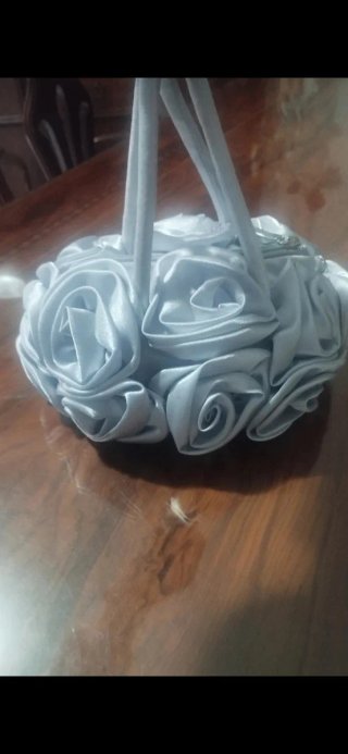 Bolso de raso plateado con flores