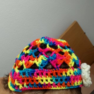 Gorro tejido multicolor con flor