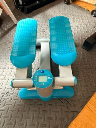 Attrezzatura da palestra completa con pesi e manubri