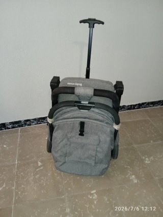 Carro de bebé gris