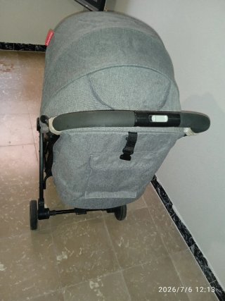 Carro de bebé gris