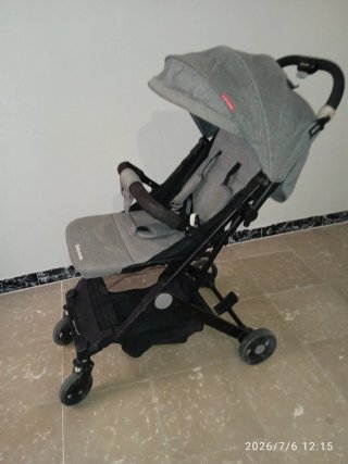 Carro de bebé gris
