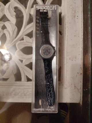 Reloj Swatch Chrono Negro Piel Cocodrilo