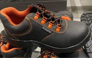 Zapatos de seguridad negros y naranjas