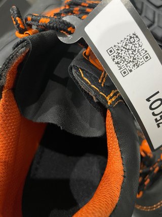 Zapatos de seguridad negros y naranjas