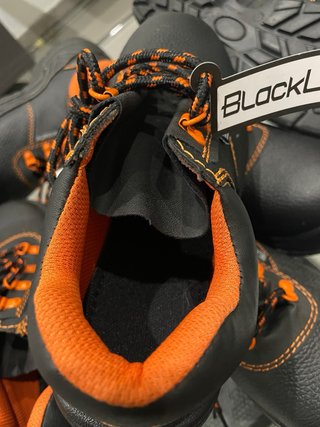 Zapatos de seguridad negros y naranjas