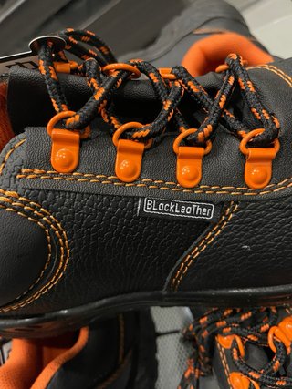 Zapatos de seguridad negros y naranjas