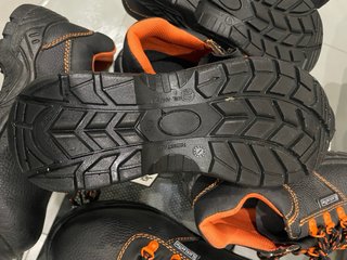 Zapatos de seguridad negros y naranjas