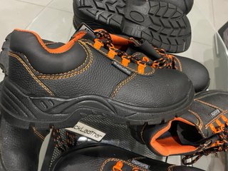 Zapatos de seguridad negros y naranjas