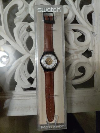 Reloj Swatch Cuero Marrón Caja Negra