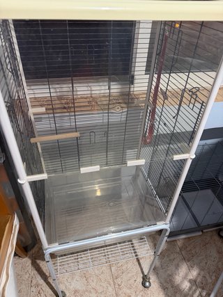 Jaula para pájaros con ruedas