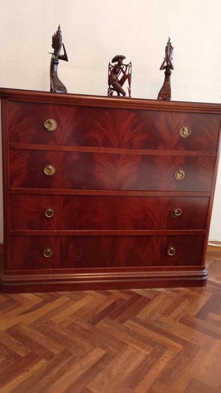 Cómoda de madera con tiradores dorados