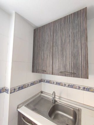 Cocina modular gris y blanca