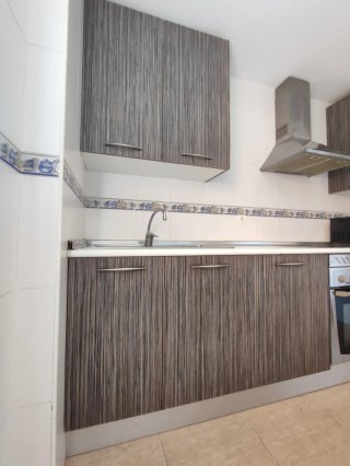 Cocina modular gris y blanca