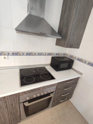 Cocina modular gris y blanca