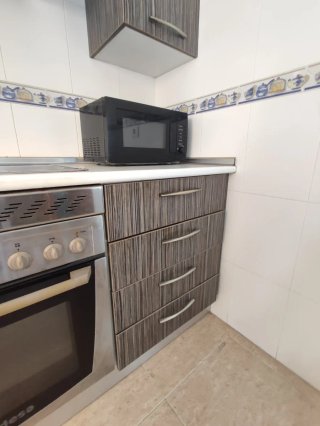 Cocina modular gris y blanca