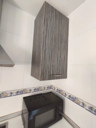 Cocina modular gris y blanca