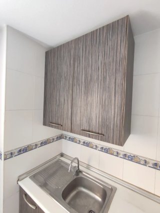 Cocina modular gris y blanca