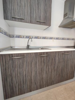 Cocina modular gris y blanca