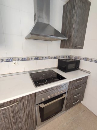 Cocina modular gris y blanca