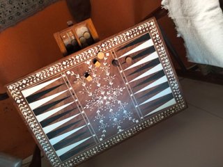 Tavolino da gioco in legno con intarsi