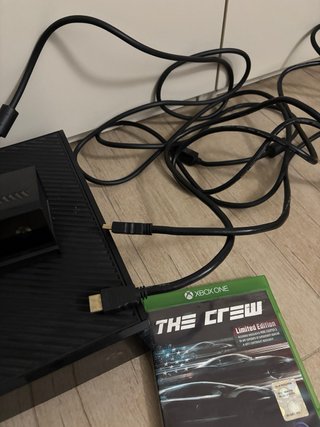 Xbox One con Kinect e controller rosso