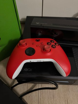 Xbox One con Kinect e controller rosso