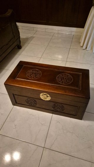 Baúl oriental madera herrajes latón