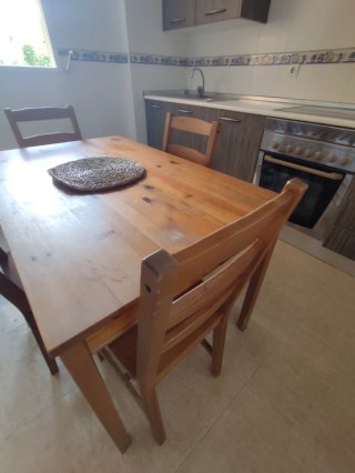 Mesa de comedor y 4 sillas de madera