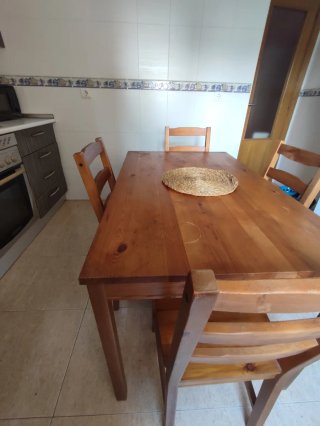 Mesa de comedor y 4 sillas de madera