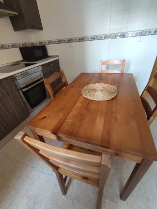 Mesa de comedor y 4 sillas de madera