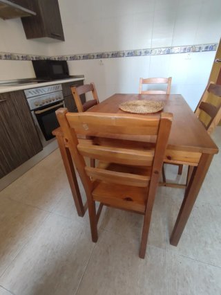 Mesa de comedor y 4 sillas de madera
