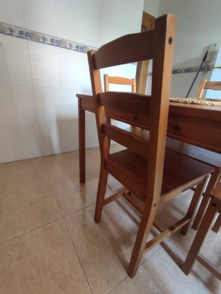 Mesa de comedor y 4 sillas de madera