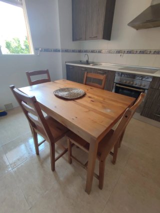 Mesa de comedor y 4 sillas de madera