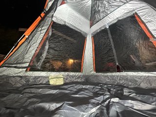 Tenda da campeggio verde e arancione