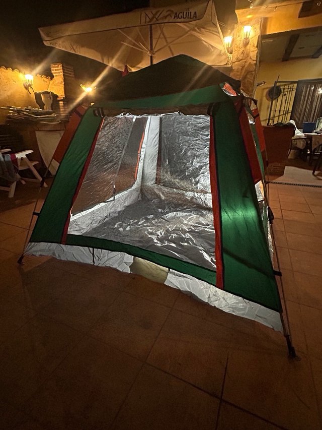 Tienda de campaña verde y naranja