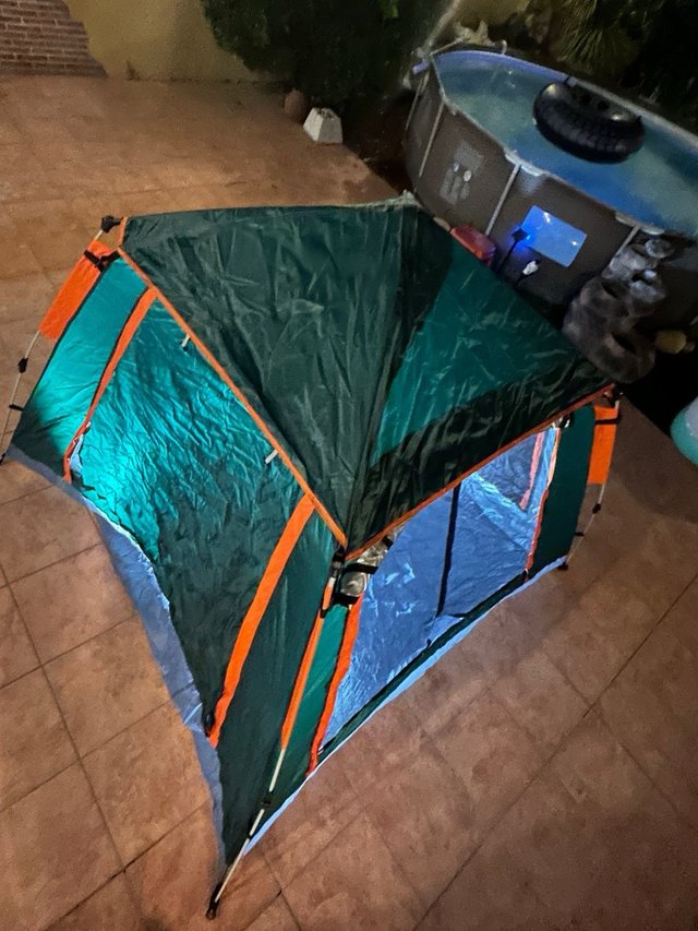 Tienda de campaña verde y naranja